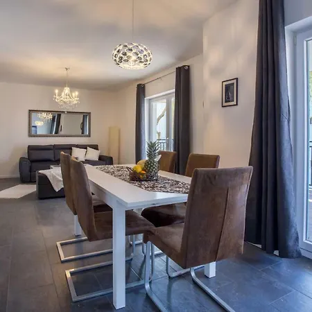 Apartment Tip Deluxe Podstrana